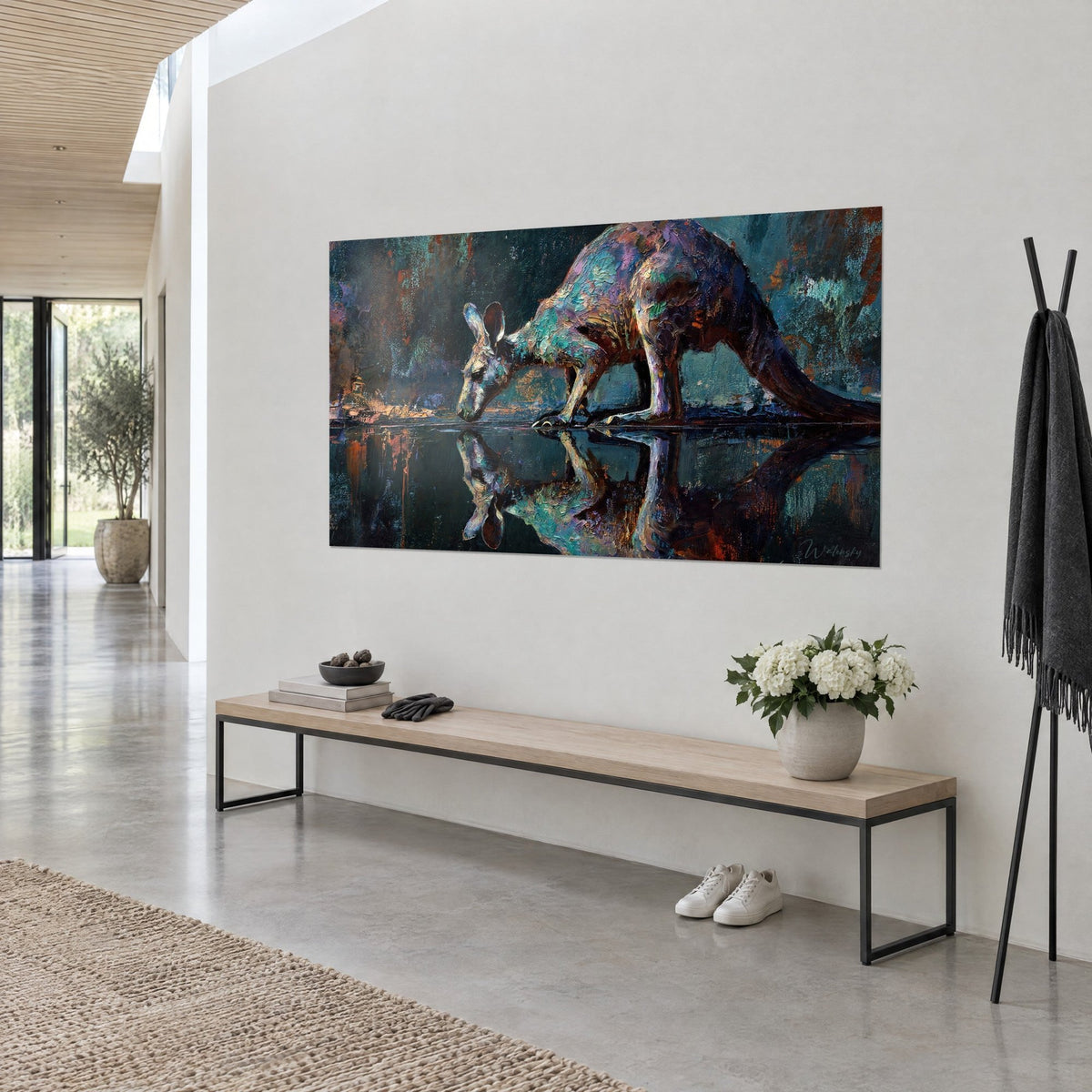 Tableau marsupial buvant au point d'eau, touches épaisses violet et cuivre, queue sombre, vue de trois-quarts dans un hall