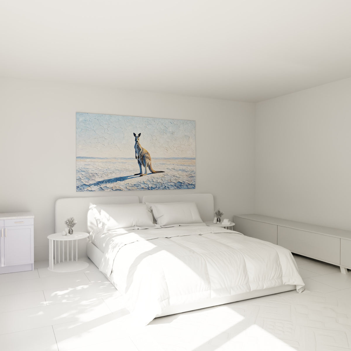 Silhouette dorée d'un kangourou sur fond bleu glacé, accrochée au-dessus d'un lit dans une chambre claire