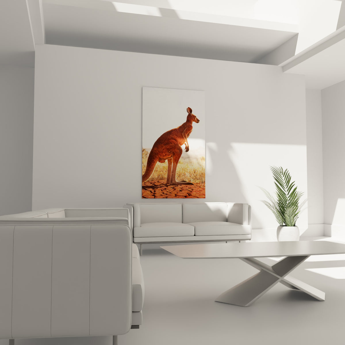 Silhouette cuivrée d'un kangourou dans l'outback doré, accrochée au-dessus d'un canapé dans un salon lumineux.