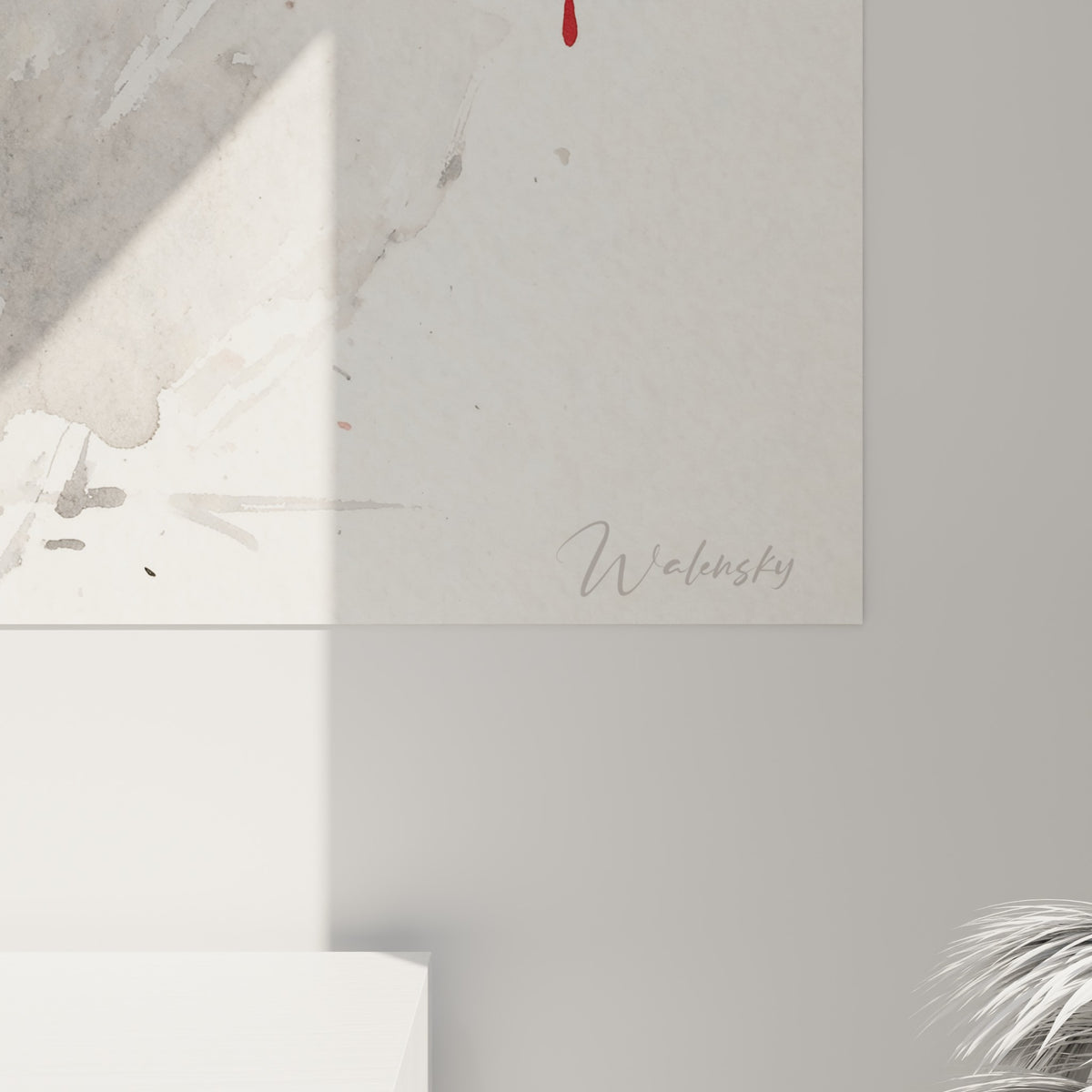 Détail du pelage aquarelle gris et des coulures rouge écarlate texturant le corps du kangourou peint