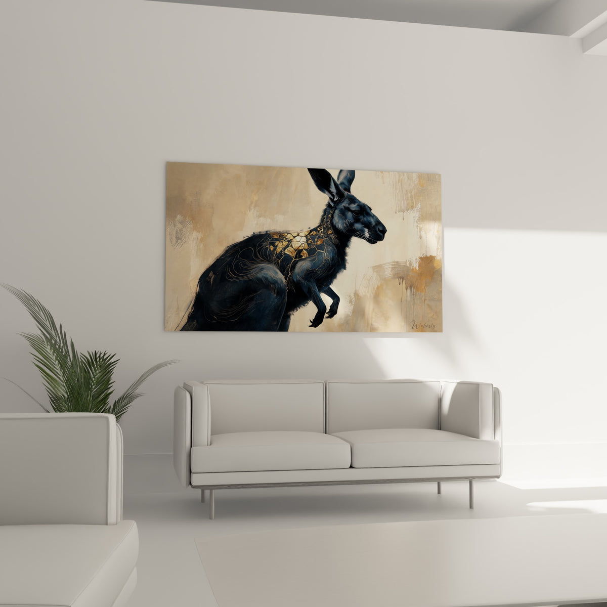 Kangourou sombre aux éclats dorés et fond sable, au-dessus d'un canapé dans un salon lumineux
