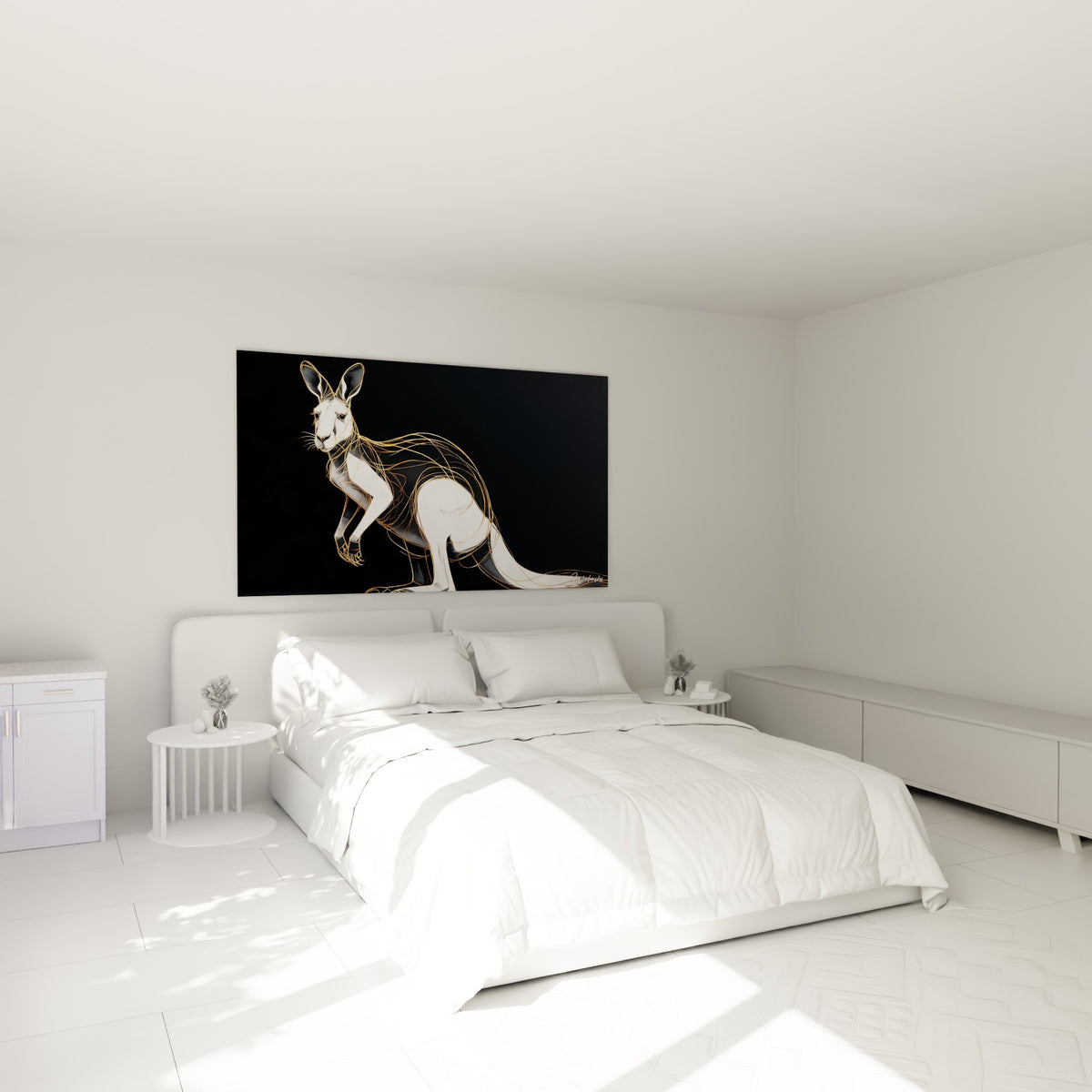 Kangourou filaire doré et anthracite accroché au-dessus d'un lit dans une chambre claire