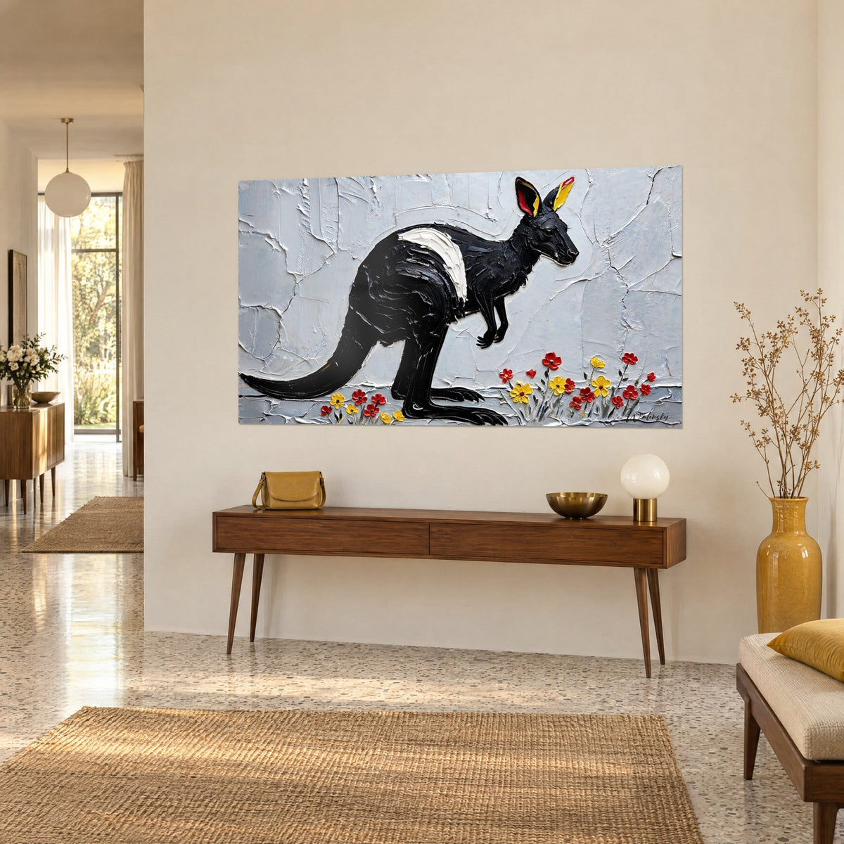 Tableau marsupial de profil, pelage noir en empâtements épais sur fond gris craquelé, au-dessus d'une console en bois dans un couloir