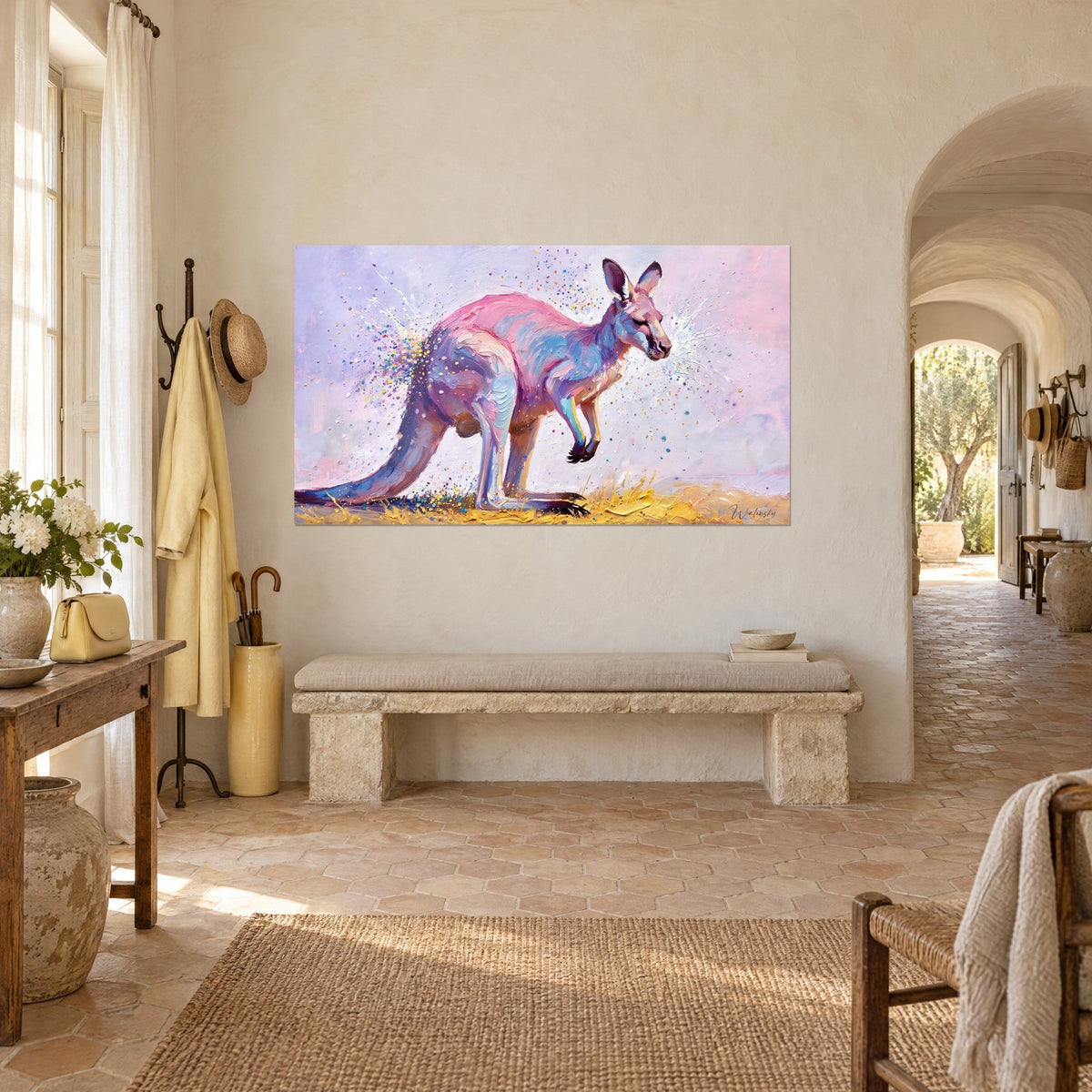Cuadro canguro en pintura gruesa rosa y lavanda, hierba amarillo mostaza, colgado encima de un banco de piedra del mas