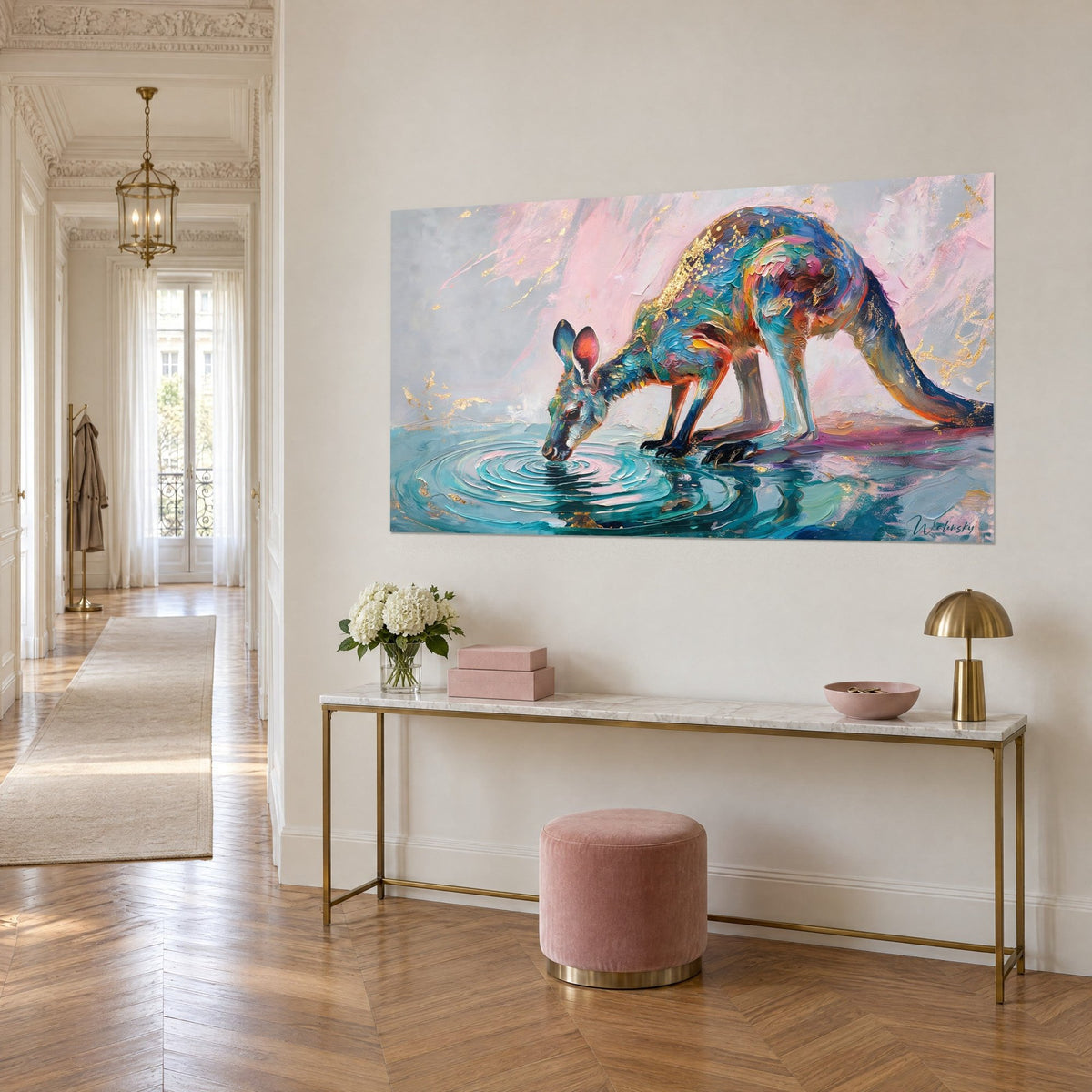 Tableau marsupial au pelage turquoise et orangé penché sur l'eau, ondes concentriques, console dorée dans un couloir haussmannien