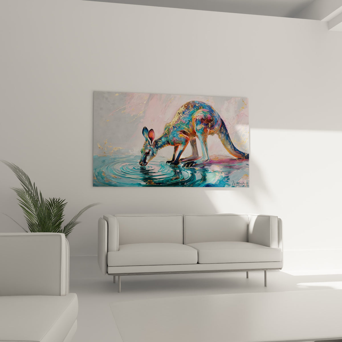 Silhouette de kangourou aux teintes émeraude et roses penchée vers l'eau, au-dessus d'un canapé dans un salon lumineux