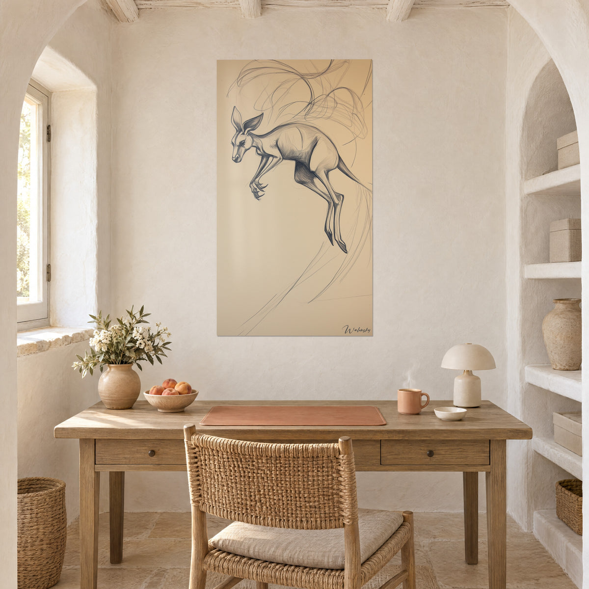 Gemälde einer Kängurusilhouette in Bleistift, feine nachtblaue Arabesken auf Beige, über einem Schreibtisch aus hellem Holz