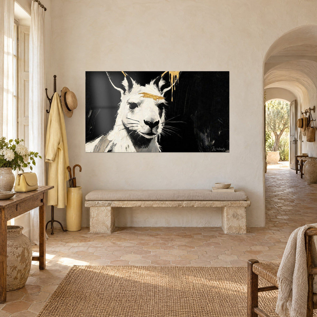Tableau marsupial ivoire en peinture épaisse, longues moustaches noires et trait d'or sur le front, mas provençal en vue de trois-quarts