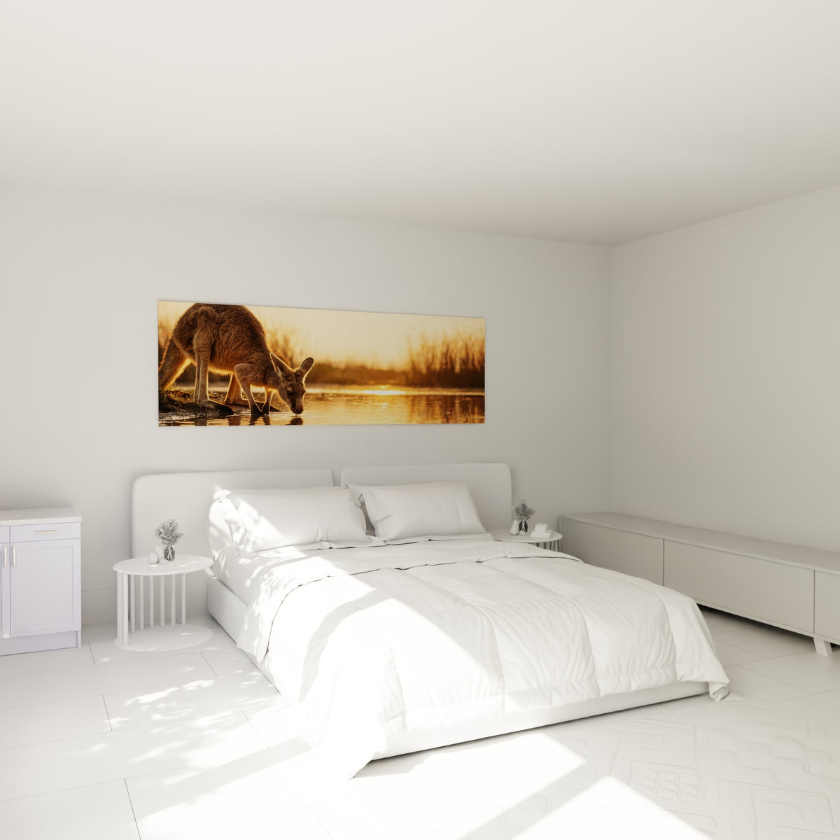 Silhouette de kangourou fauve et ambré s'abreuvant, tableau accroché au-dessus d'un lit dans une chambre claire