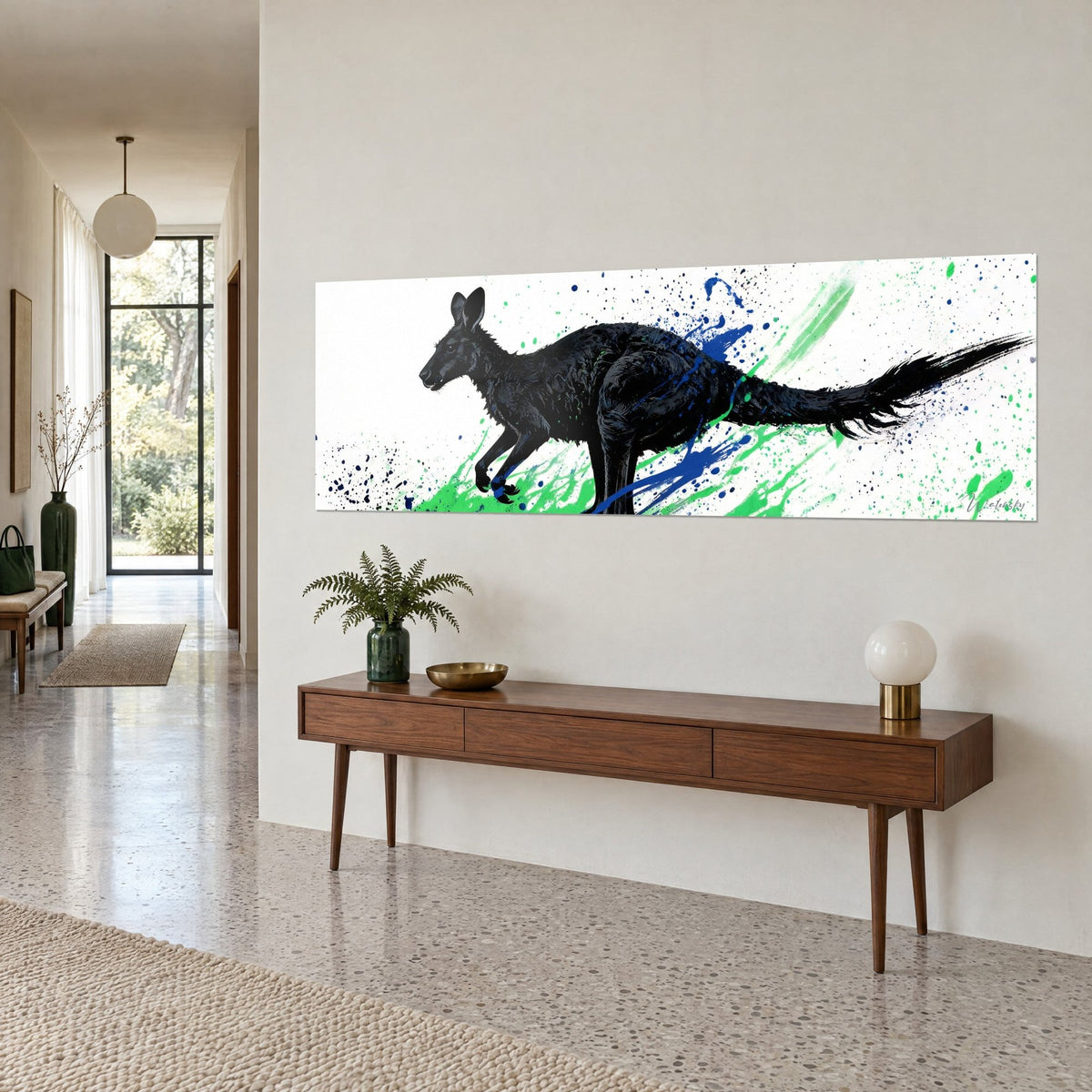 Cuadro Marsupial oscuro en plena carrera, cola esbelta, manchas esmeralda y azul real, encima de una consola de madera