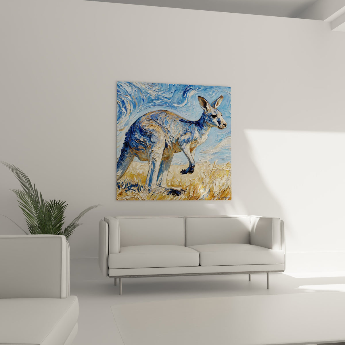 Posture alerte du kangourou en bleu et blanc, au-dessus d'un canapé dans un salon lumineux