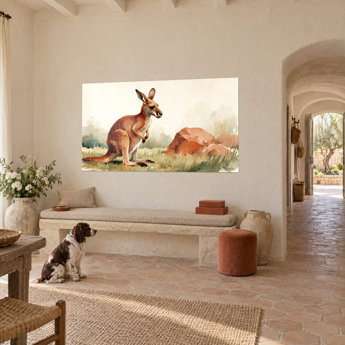 Quadro marsupiale dalle orecchie ritte, pelo arancio e ventre color crema, roccia ocra, muro di pietra di un casale, spaniel seduto