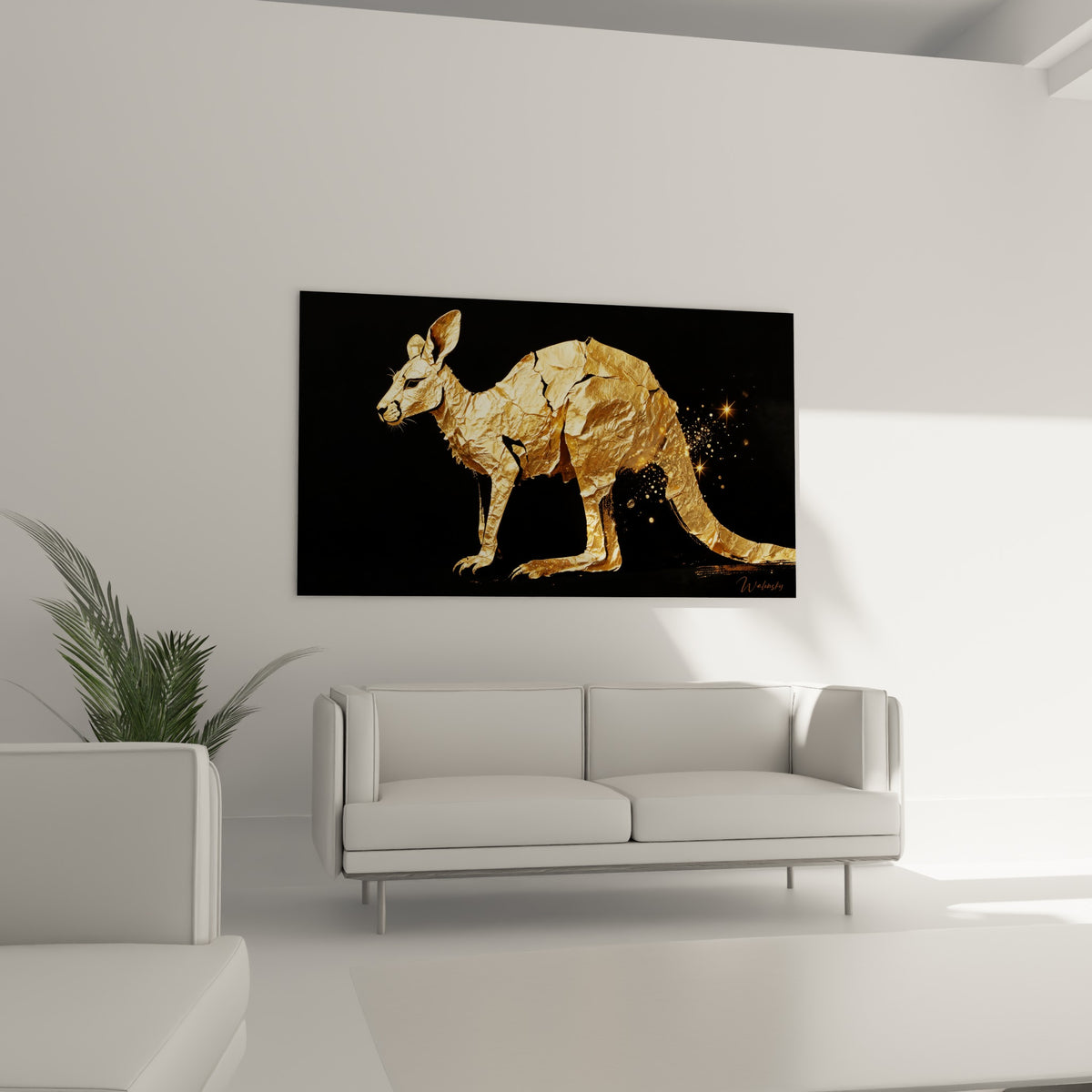 Animal doré aux reliefs métalliques sur fond anthracite étoilé, au-dessus d'un canapé dans un salon lumineux