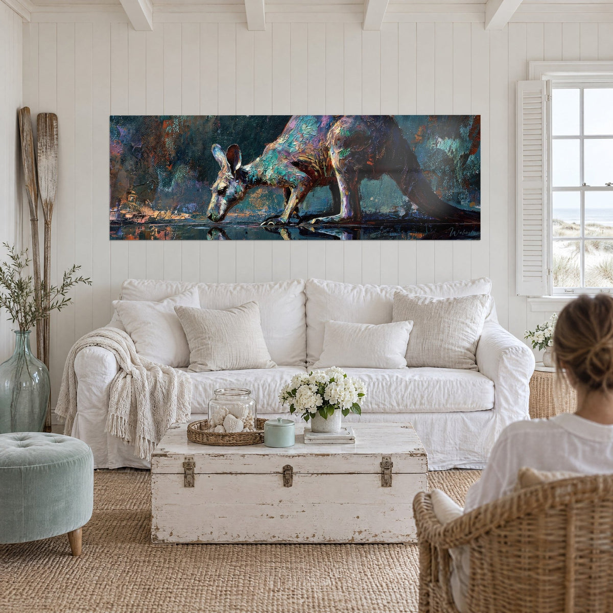 Quadro canguro chino verso l'acqua per bere, pelo blu e turchese, riflesso scuro, sopra un divano in un soggiorno luminoso