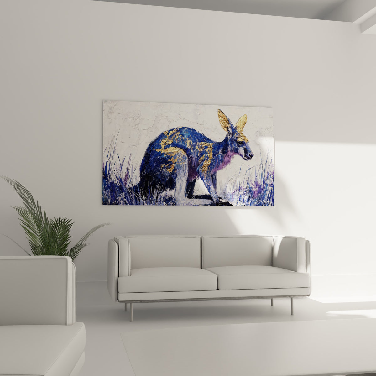 Profil de kangourou bleu marine à touches dorées et mauves, au-dessus d'un canapé dans un salon lumineux