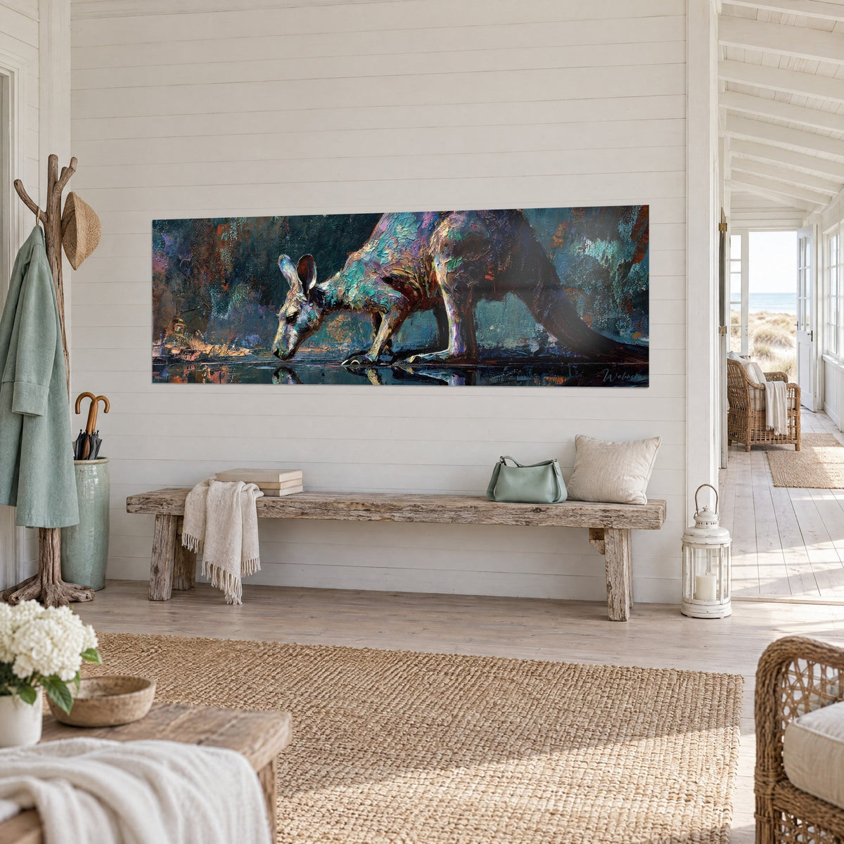 Quadro marsupiale turchese e viola che beve allo stagno, pennellate di pasta spessa, panca di legno nell'ingresso di una casa al mare