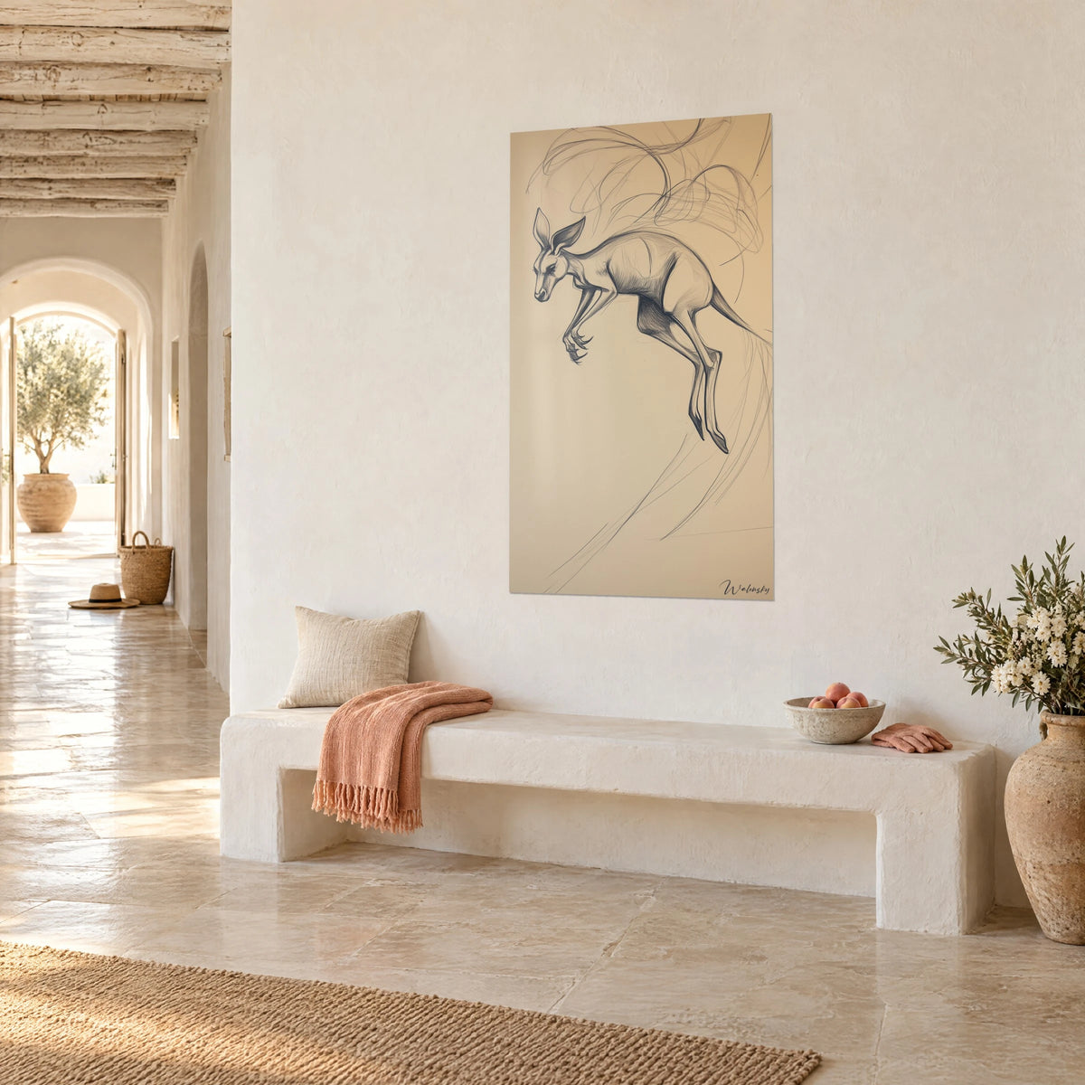 Gemälde eines Beuteltiers im vollen Sprung, feine nachtblaue Linien auf goldbeige Papier, in einem gewölbten mediterranen Flur