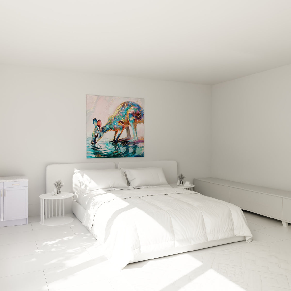 Animal sauvage aux teintes bleu turquoise et rose penché vers l'eau, au-dessus d'un lit dans une chambre claire