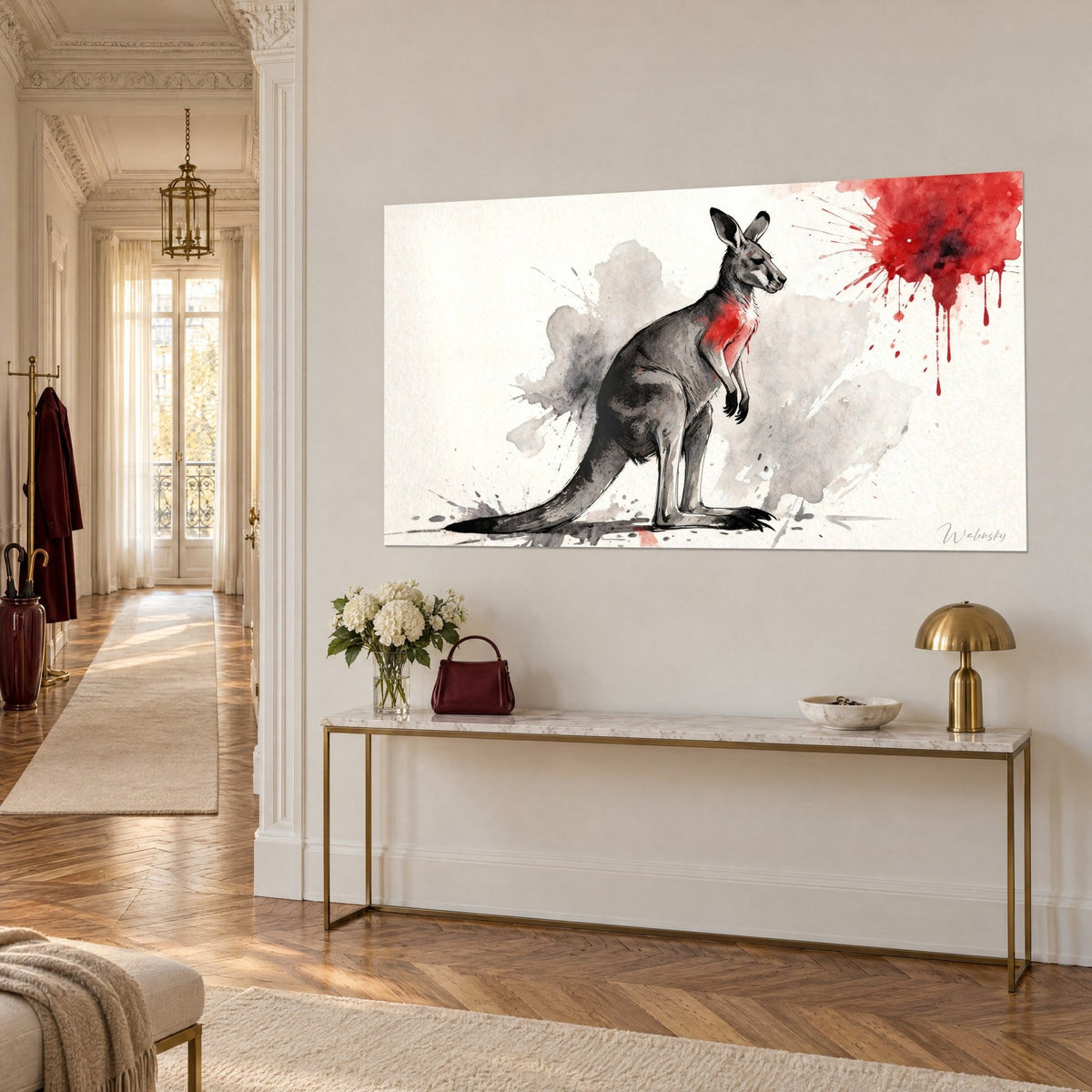 Tableau kangourou en lavis d'encre grise, poitrail taché de rouge carmin, accroché au-dessus d'une console dorée dans l'entrée