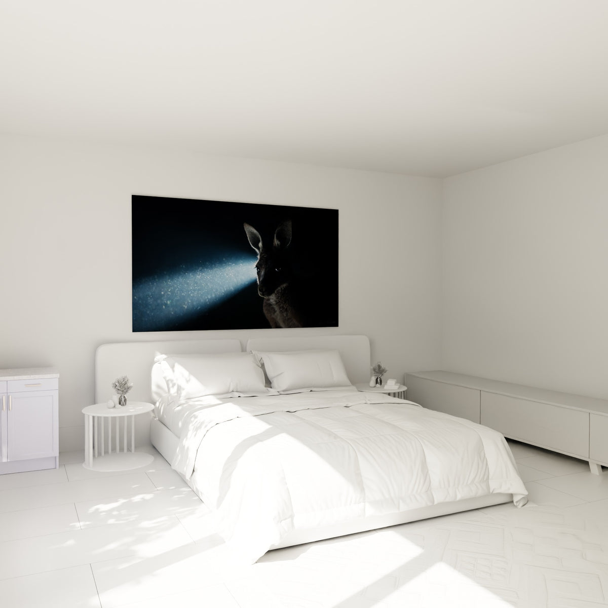 Silhouette de kangourou gris et bleu nuit accrochée au-dessus d'un lit dans une chambre claire