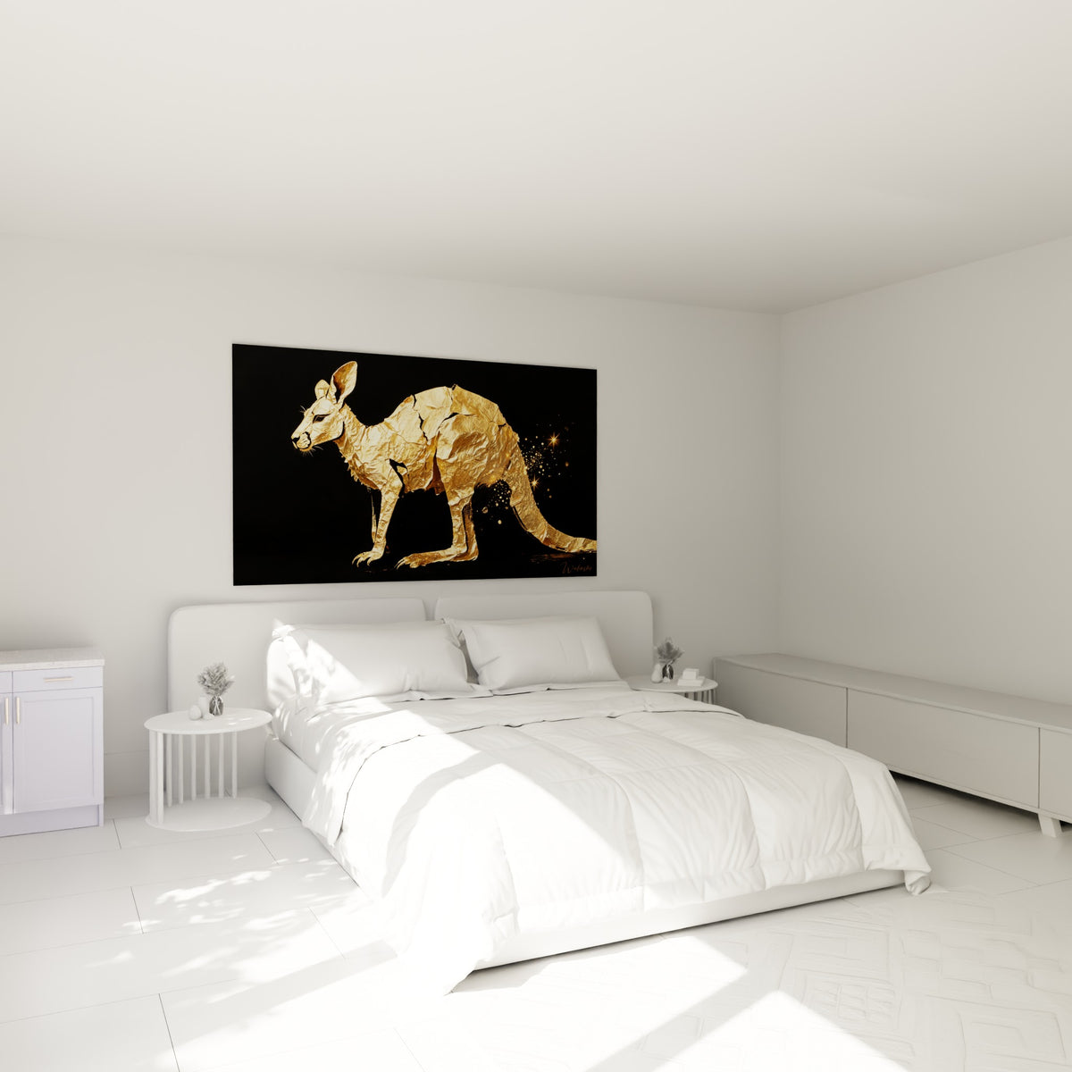 Silhouette dorée de kangourou sur fond noir profond, accrochée au-dessus d'un lit dans une chambre claire
