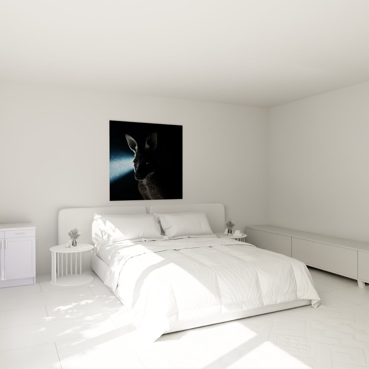 Silhouette de kangourou fauve dans un faisceau bleu nuit, au-dessus d'un lit dans une chambre claire