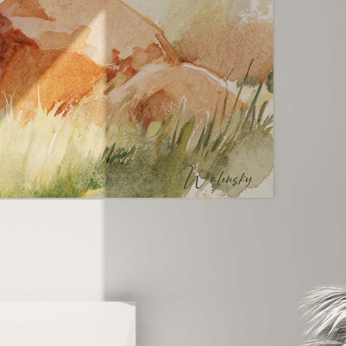 Détail des coulures aquarelle sur le pelage roux et brun du kangourou, grain visible et rocher terracotta flou
