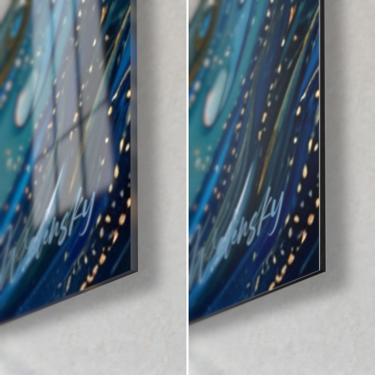 Tableau kangourou en volutes marbrées bleu nuit et or, coin bas droit : verre brillant à gauche, Dibond mat à droite