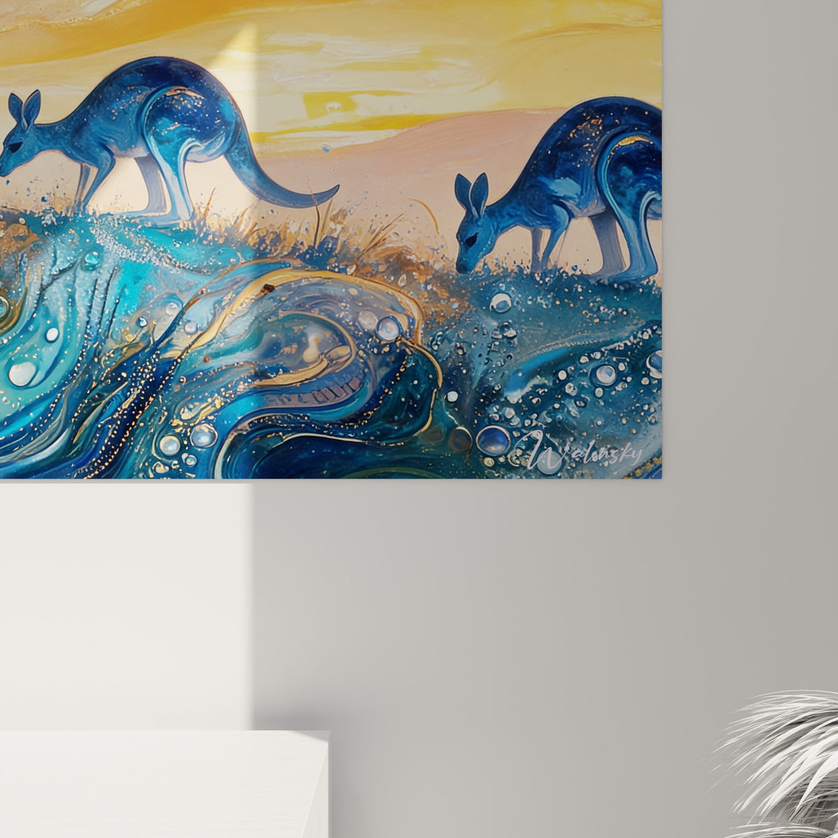 Détail des coulures dorées et bleu marine sur la toile texturée du kangourou en gros plan