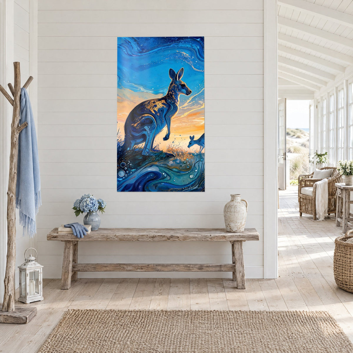 Tableau marsupial dressé sur un sol d'ondes indigo et turquoise, ciel ambre, dans une maison de bord de mer