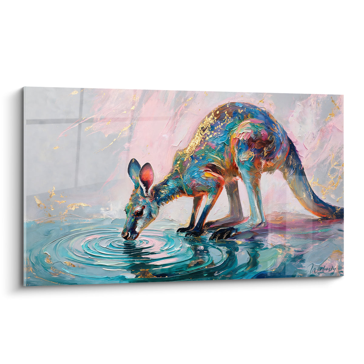 Kangourou penché buvant dans une eau turquoise aux reflets dorés et roses