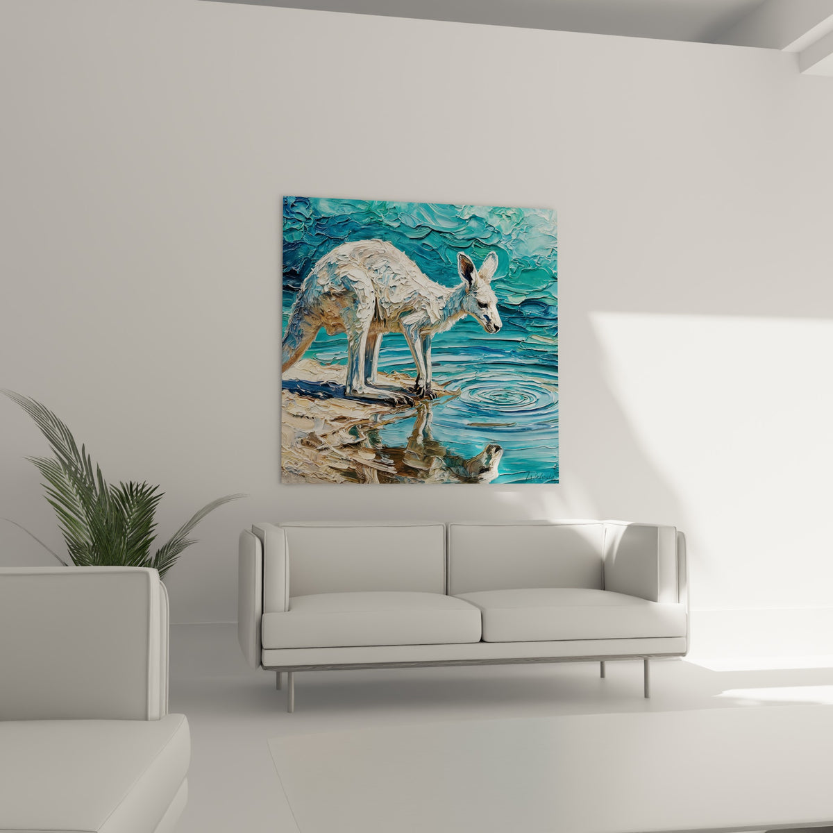 Kangourou turquoise et beige sable en pleine contemplation, placé au-dessus d'un canapé dans un salon lumineux