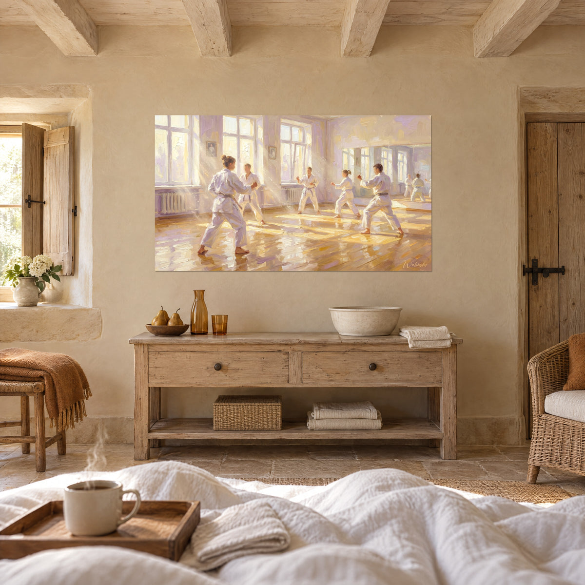 Tableau élèves de karaté en garde sur un parquet jaune doré, fenêtres lilas, une personne de dos, au-dessus d'un lit dans une chambre claire