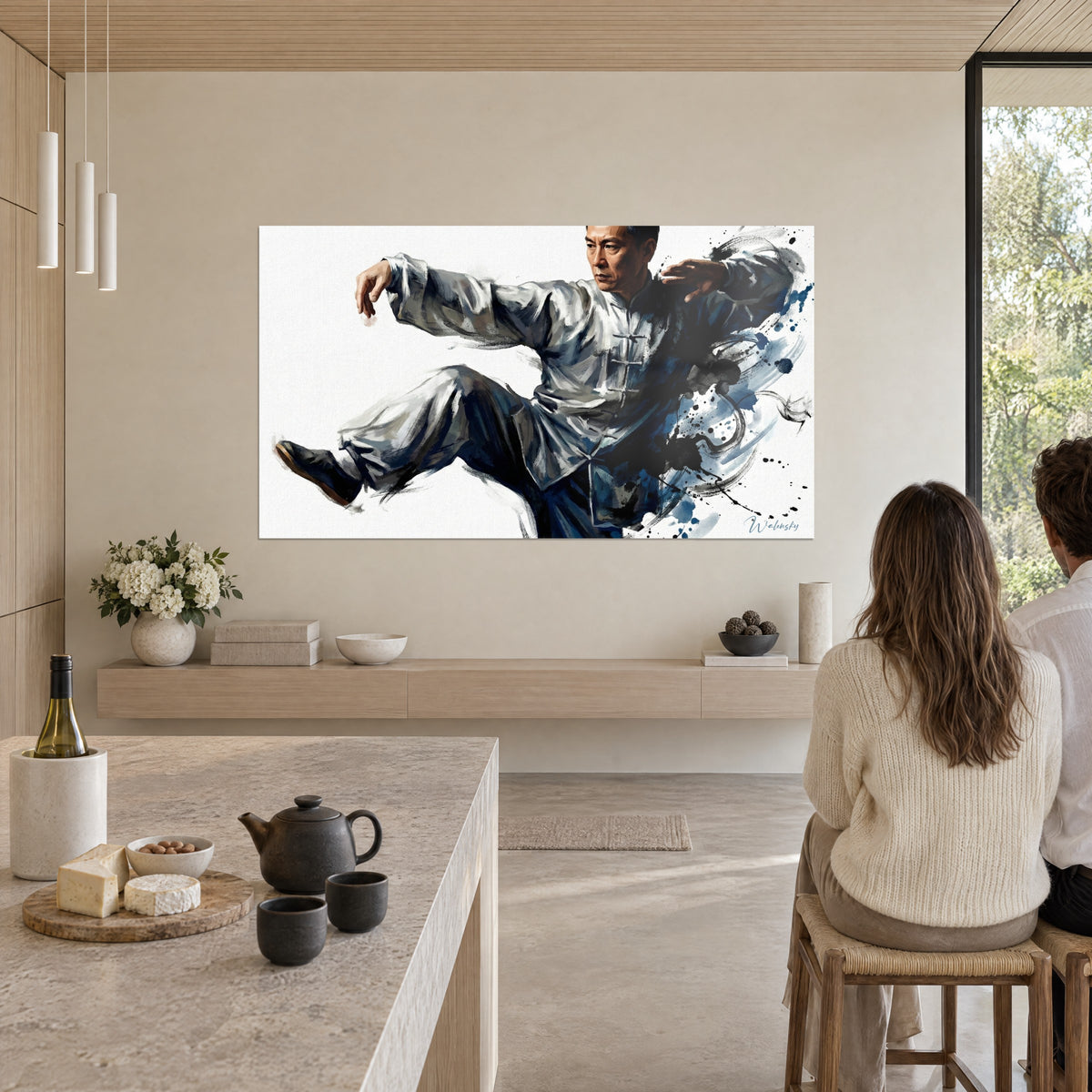 Tableau pratiquant de kung-fu en pleine posture, pantalon blanc ample et traînées d'encre bleue, face à deux personnes dans une cuisine ouverte