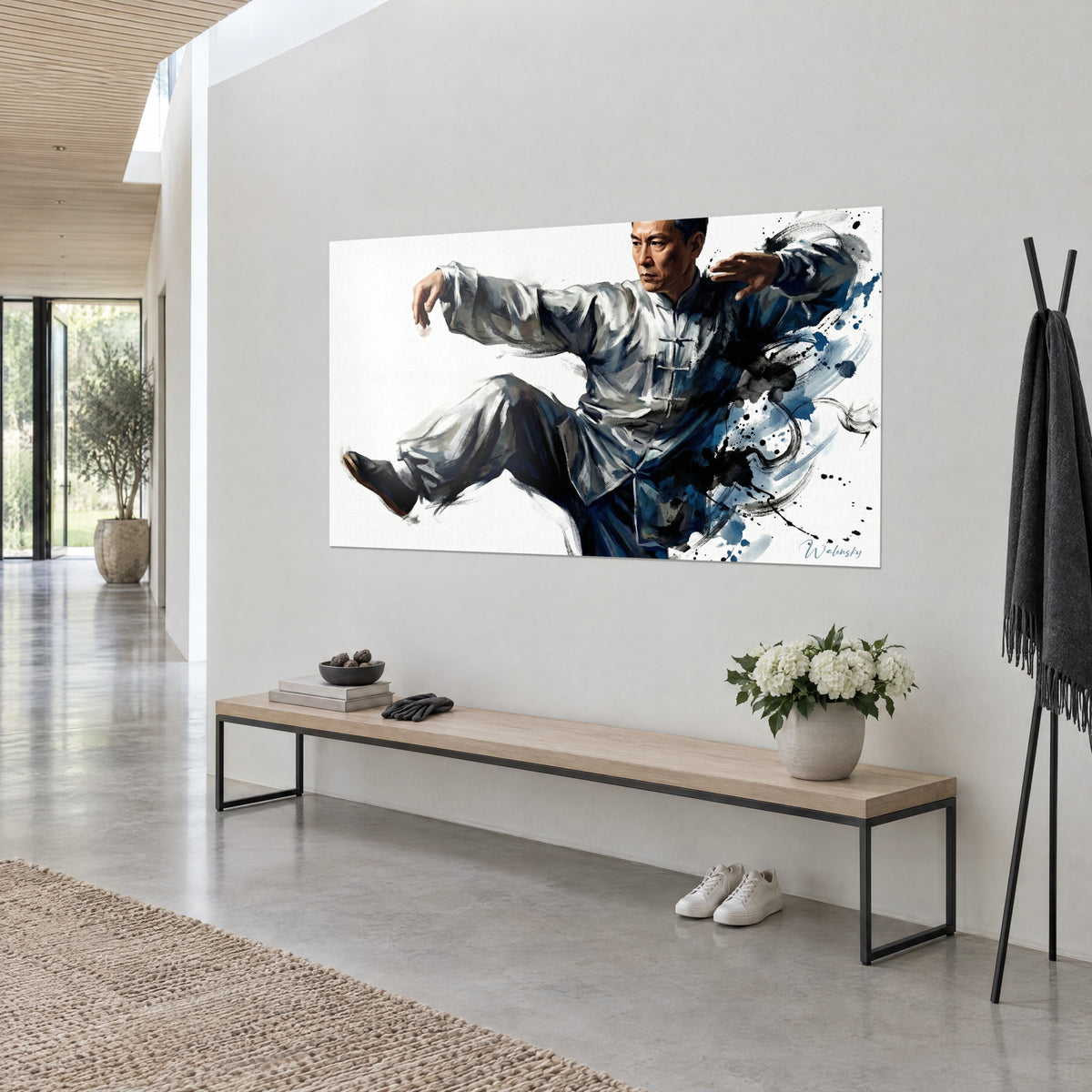 Tableau combattant en kimono argenté, bras écartés et gestes d'encre noire sur fond blanc, accroché au-dessus d'un banc en bois
