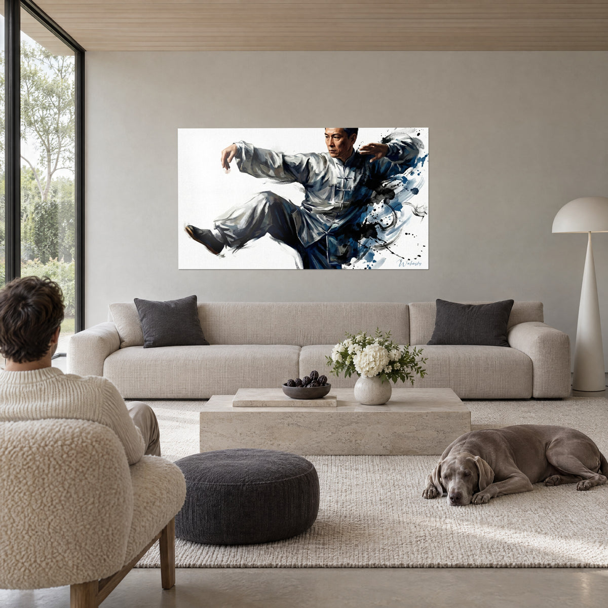 Tableau maître d'arts martiaux en jambe levée, tenue blanche et éclaboussures bleu marine, au-dessus d'un canapé dans un salon lumineux