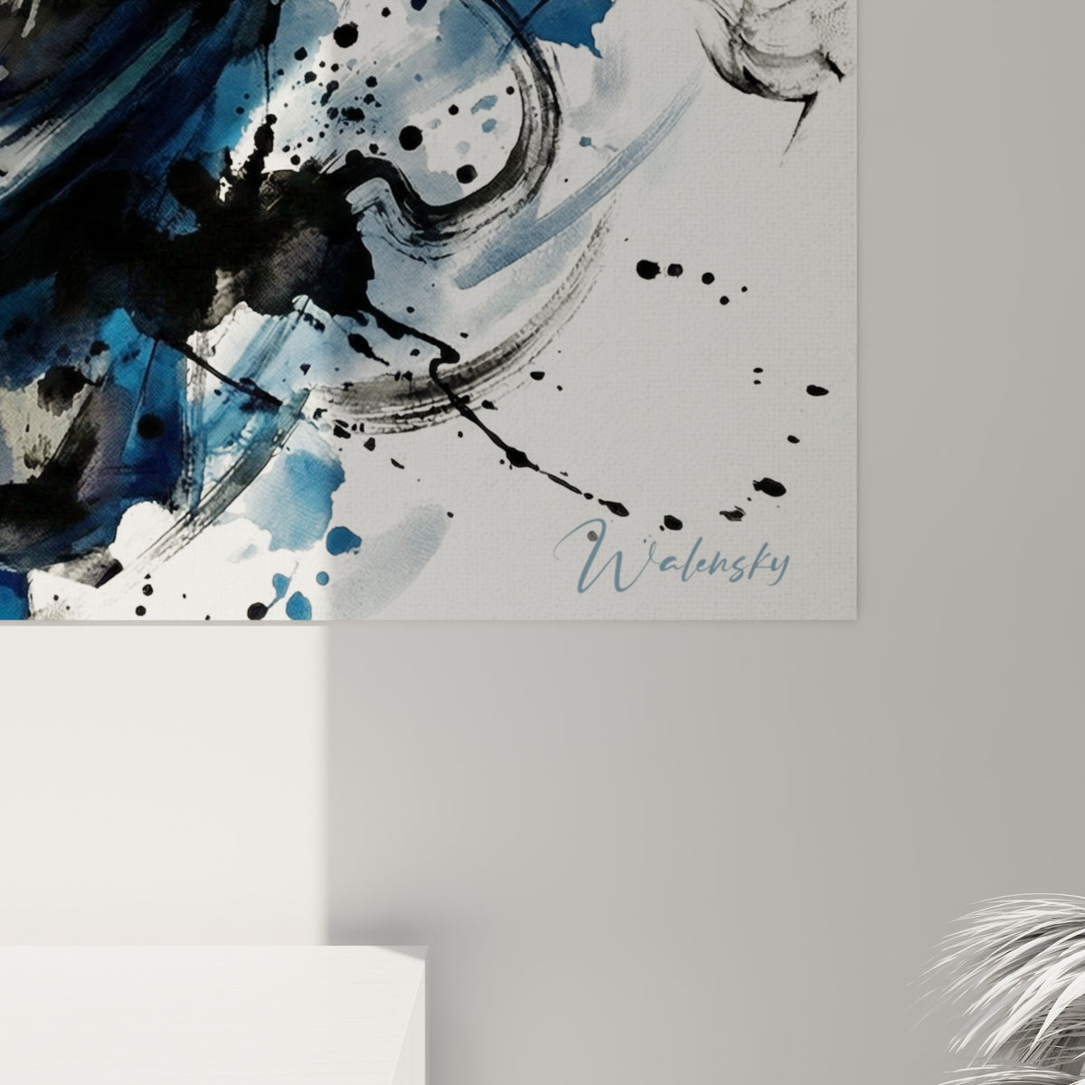 Grain de l'encre bleu marine et coulures anthracite se mêlant au blanc du tissu peint à la matière visible