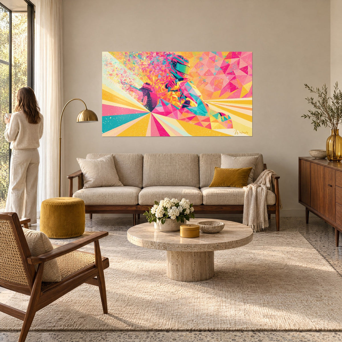 Gemälde eines Kartfahrers mit Helm in rosa und gelben geometrischen Facetten, kinetische Splitter, über einem Sofa in einem hellen Wohnzimmer