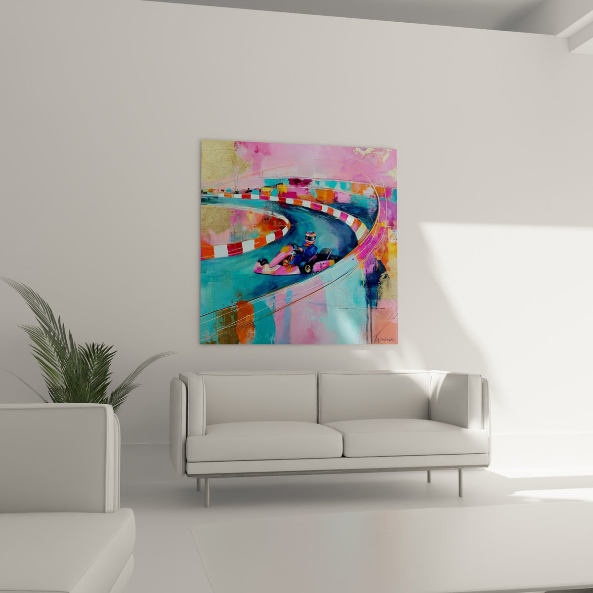 Circuit sinueux corail et turquoise avec kart rose, accroché au-dessus d'un canapé dans un salon lumineux