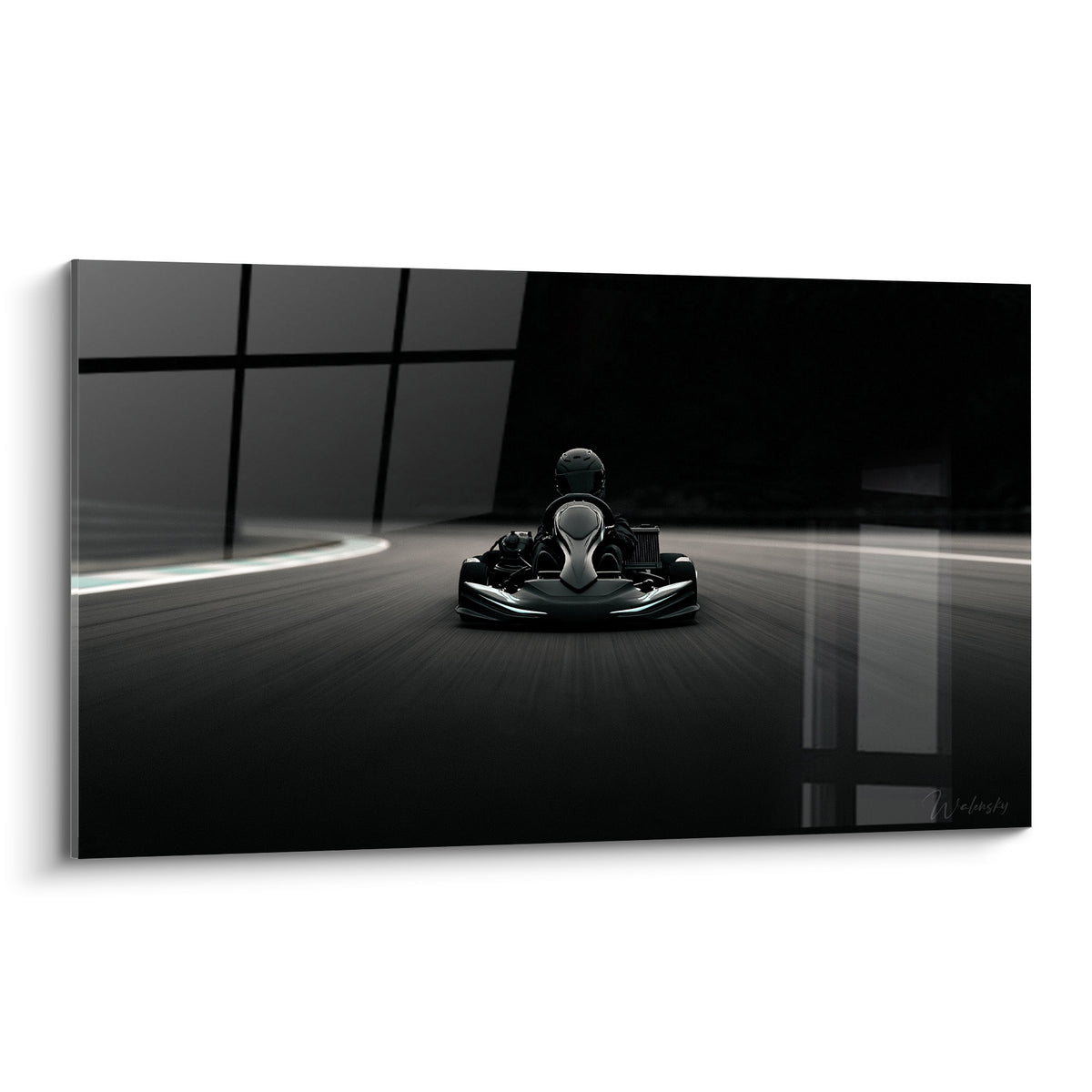 Kart noir et gris anthracite filant sur une piste sombre avec un pilote casqué en pleine vitesse
