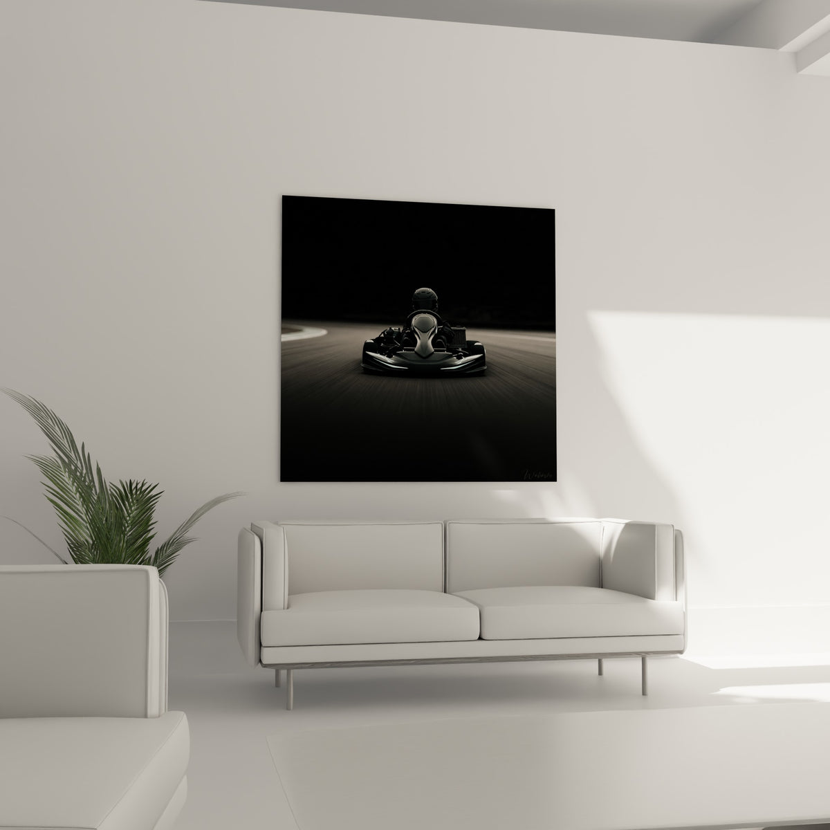 Kart anthracite lancé à vive allure au-dessus d'un canapé dans un salon lumineux
