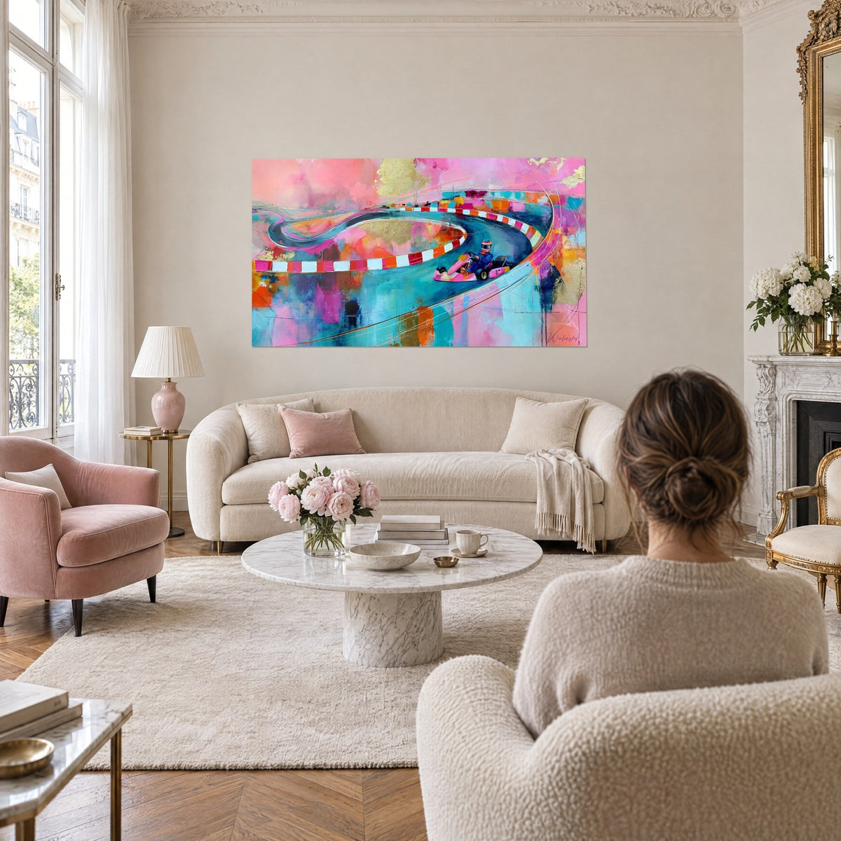 Schilderij van een helmdragende karter in een roze en turquoise bocht, rood-witte rand, boven een bank in een lichte woonkamer