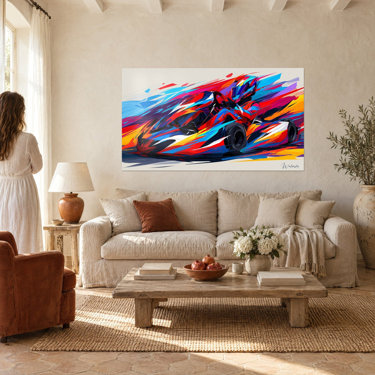 Schilderij kart op volle snelheid, rode en blauwe strepen, vrouw van achteren, boven een bank in een lichte woonkamer