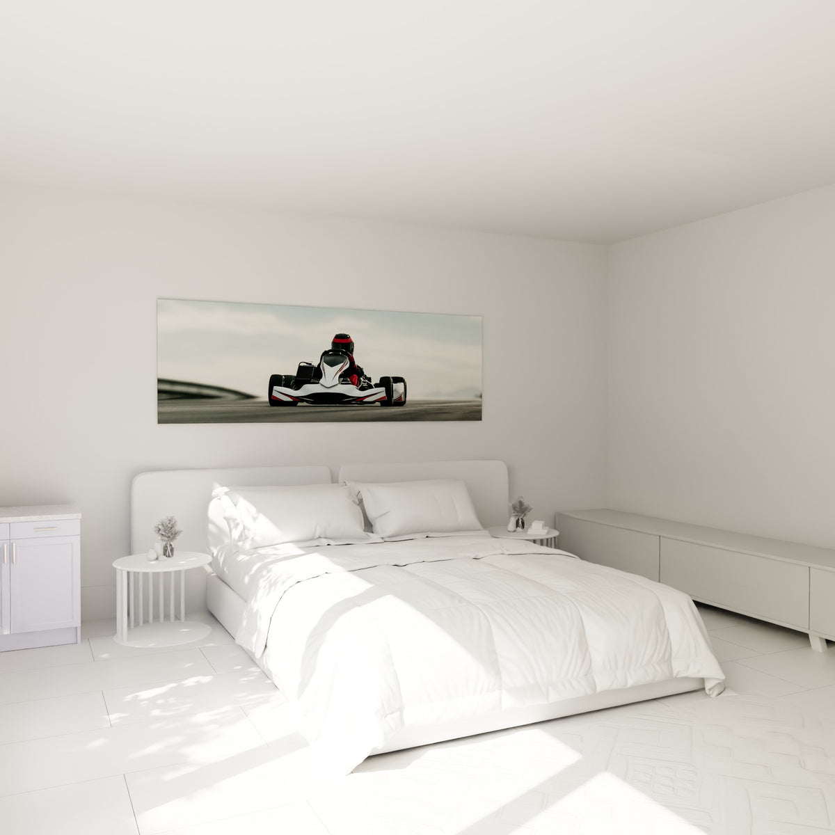 Pilote de karting rouge et noir sur kart blanc, accroché au-dessus d'un lit dans une chambre claire