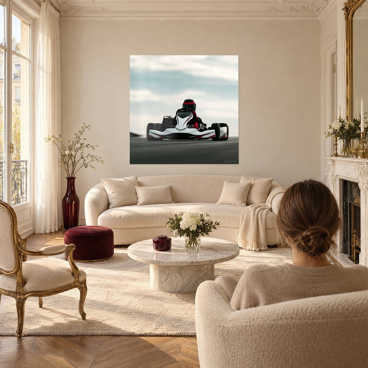 Tableau kart de course blanc et rouge filant sur l'asphalte gris, pilote casqué, ciel nuageux, au-dessus d'un canapé dans un salon lumineux