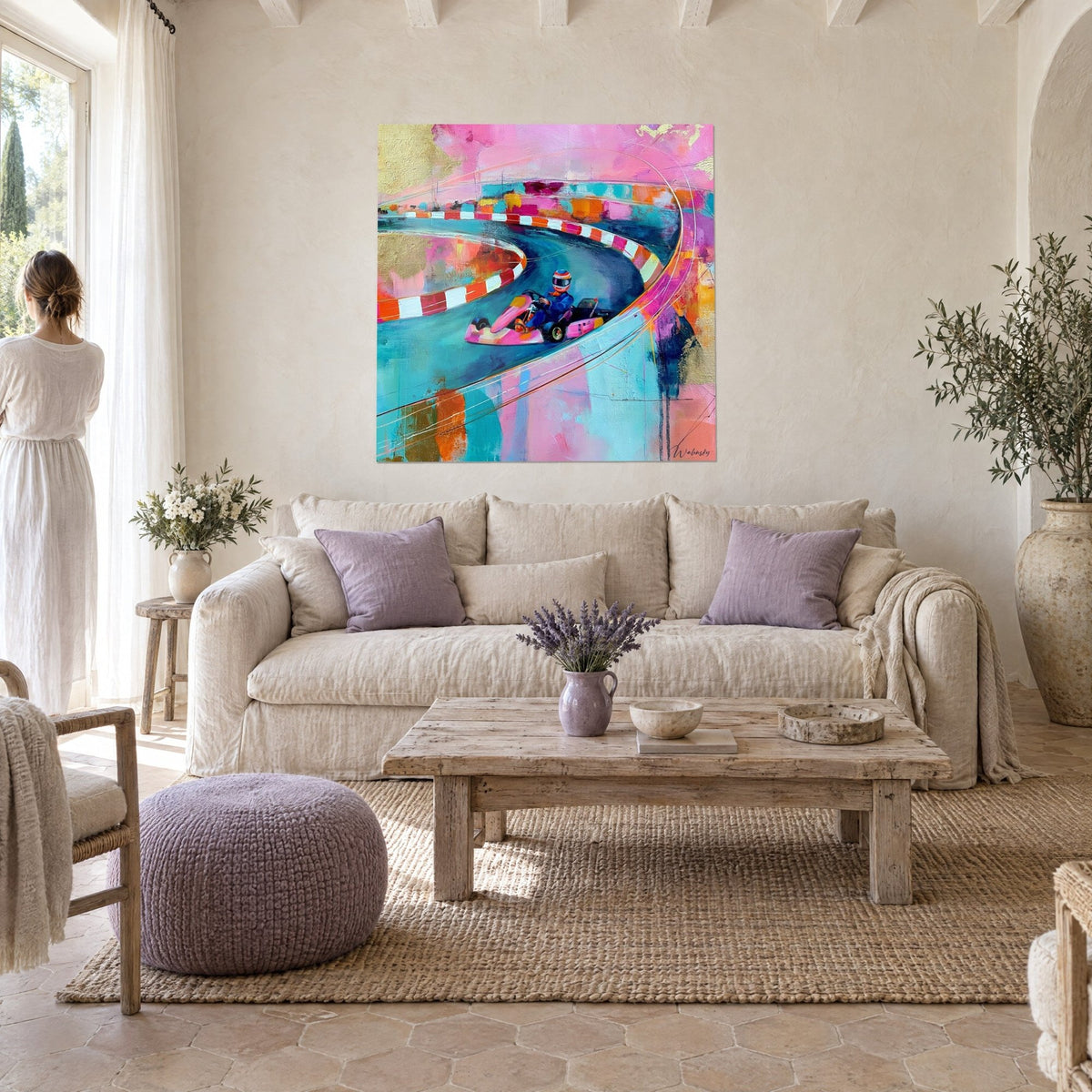 Schilderij gehelmde coureur in een roze kart die een bocht neemt op een turquoise circuit met rood-witte kerbs, boven een bank in een lichte woonkamer