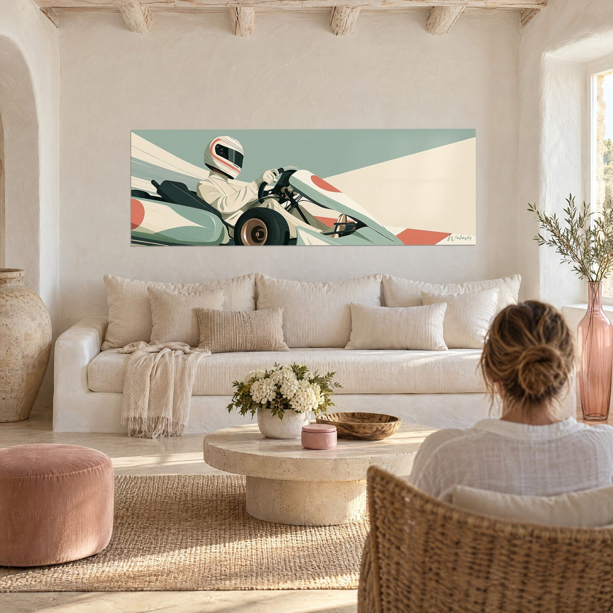 Cuadro piloto de kart con casco y mono crema, volante bien agarrado, fondo verde salvia y coral, encima de un sofá en un salón luminoso