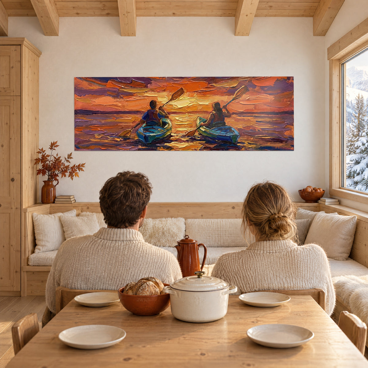 Schilderij kajakkers van achteren gezien die glijden naar de gele en purperen horizon, rode en blauwe reddingsvesten, tegenover een stel aan tafel in een chalet