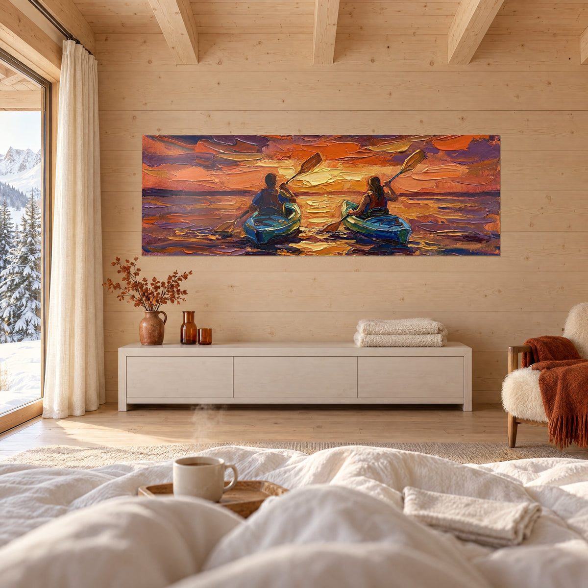 Schilderij avontuur voor twee in een kajak tegen de ondergaande zon, oranje en paarse weerspiegelingen in dikke streken, boven een bed in een lichte slaapkamer