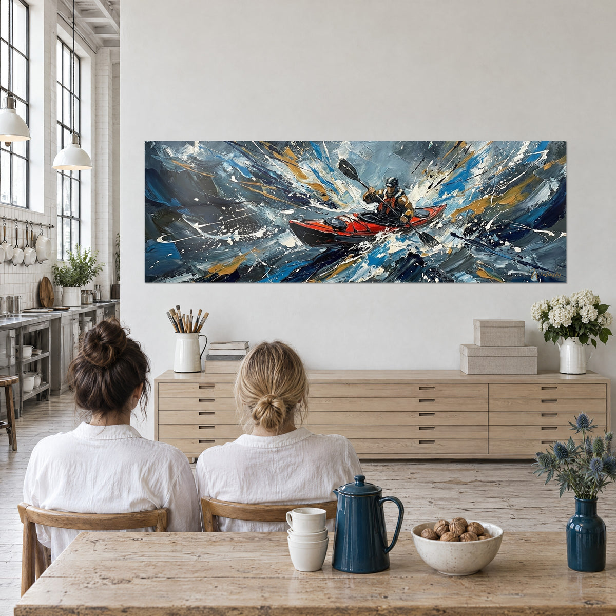 Schilderij eenzame raftér in het hart van een explosie van witte schuimkoppen en marineblauw, gouden accenten, kunstenaarsloft, twee personen van achteren